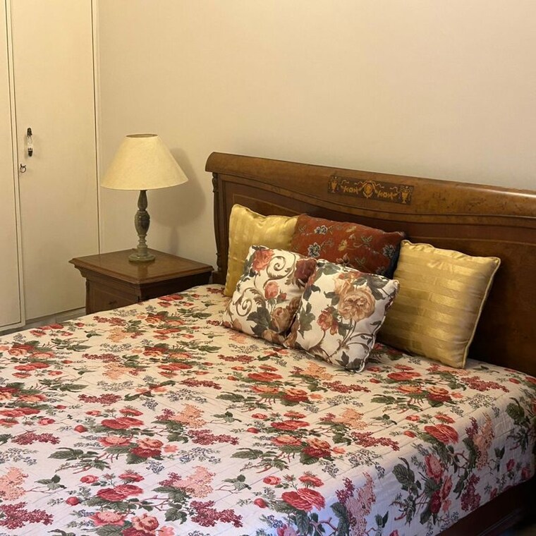 Bedroom, defence colony 3 Bedroom 325 Sq.Yd. Builder Floor In Defence Colony Delhi 9812607