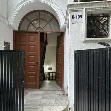 3 BHK Builder Floor – Exterior View View at Defence Colony - for Rent