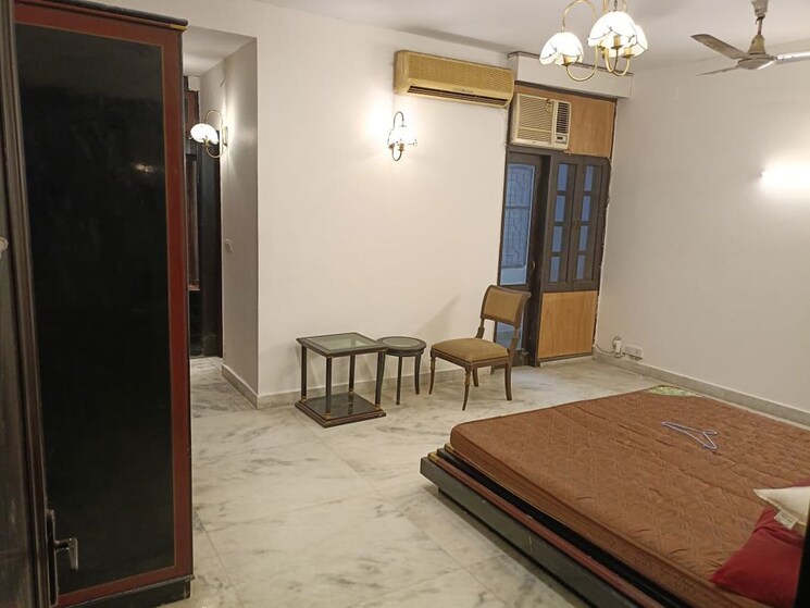 Room, greater kailash ii 3 Bedroom 200 Sq.Yd. Builder Floor In Greater Kailash ii Delhi 9812615