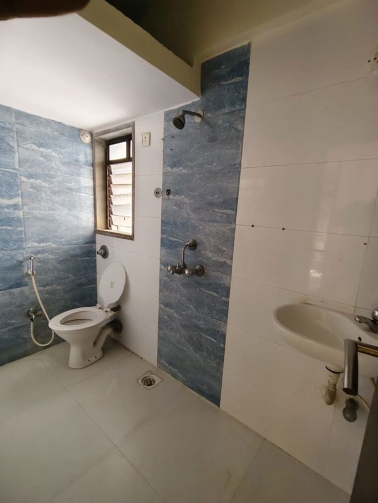 Bathroom, lalani-grandeur 2 Bedroom 651 Sq.Ft. Apartment In Goregaon East Mumbai 9812679