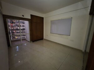 Room in 3 BHK Apartment at Land Craft Golf Links Apartment Phase 1, Pandav Nagar – for Sale