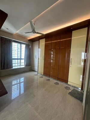 Room in 2.5 BHK Apartment at Oberoi Realty Woods, Goregaon East – for Rent