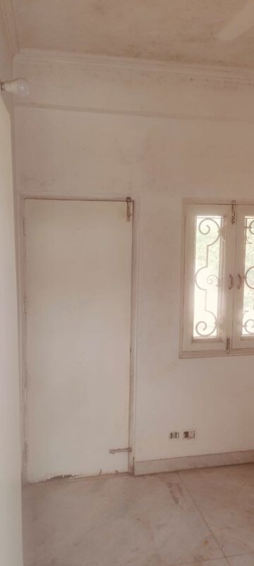 Room in 3 BHK Independent House at Sector 35 – for Rent