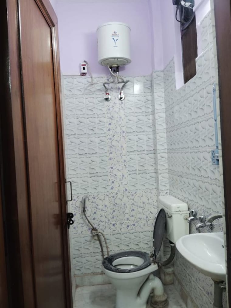 Bathroom, kalkaji 2 Bedroom 1000 Sq.Ft. Builder Floor In Kalkaji Delhi 9812751