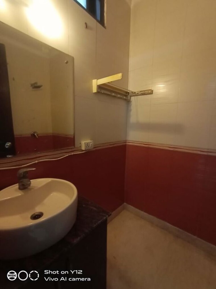 Bathroom, sarvapriya vihar 3 Bedroom 160 Sq.Yd. Builder Floor In Sarvapriya Vihar Delhi 9812779