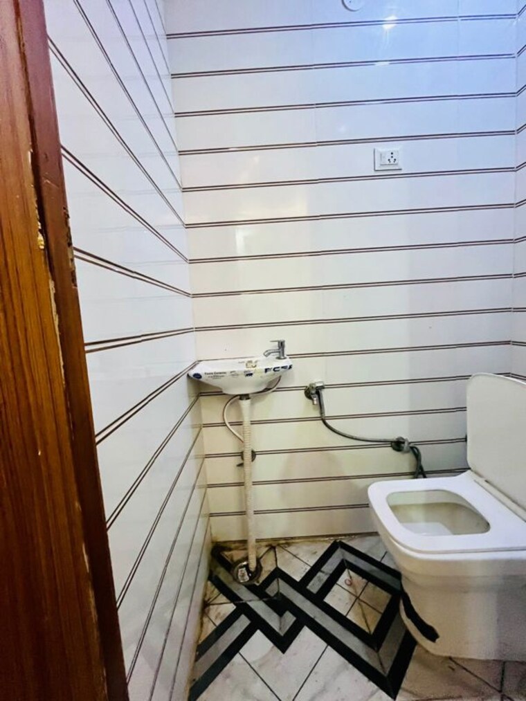 Attached Bathroom, dwarka mor 2 Bedroom 450 Sq.Ft. Builder Floor In Dwarka Mor Delhi 9812784