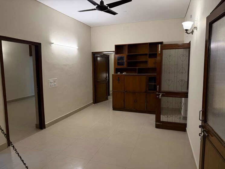 Room, sarvapriya vihar 2 Bedroom 200 Sq.Yd. Builder Floor In Sarvapriya Vihar Delhi 9812790