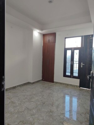 Room in 2 BHK Builder Floor at Sector 73 – for Rent