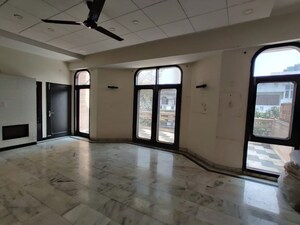 Room in 3 BHK Builder Floor at Defence Colony – for Rent