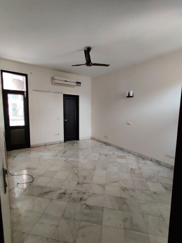 Room in 3 BHK Builder Floor at Defence Colony – for Rent