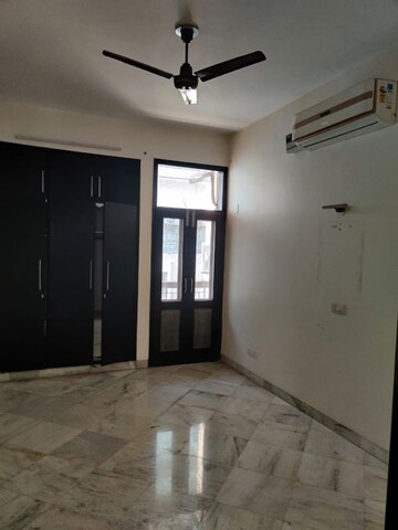 Room in 3 BHK Builder Floor at Defence Colony – for Rent