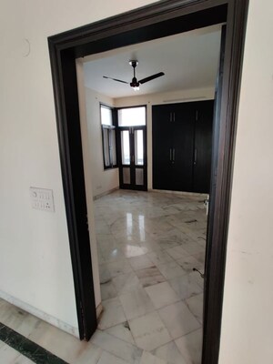 Room in 3 BHK Builder Floor at Defence Colony – for Rent
