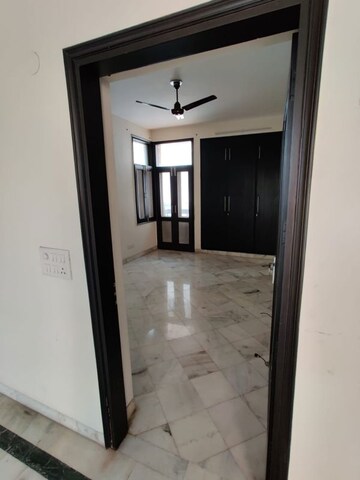 Room in 3 BHK Builder Floor at Defence Colony – for Rent
