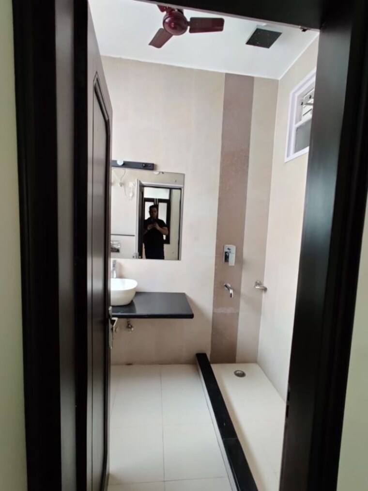 Bathroom, defence colony 3 Bedroom 325 Sq.Yd. Builder Floor In Defence Colony Delhi 9812864
