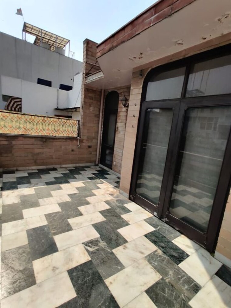 undefined, defence colony 3 Bedroom 325 Sq.Yd. Builder Floor In Defence Colony Delhi 9812864