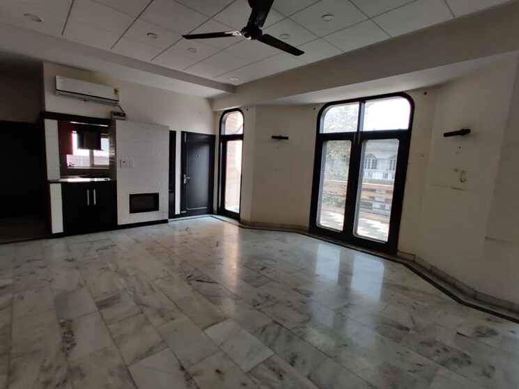 Room, defence colony 3 Bedroom 325 Sq.Yd. Builder Floor In Defence Colony Delhi 9812864
