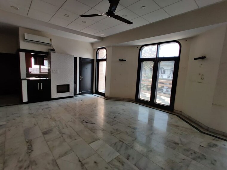 Room, defence colony 3 Bedroom 325 Sq.Yd. Builder Floor In Defence Colony Delhi 9812864