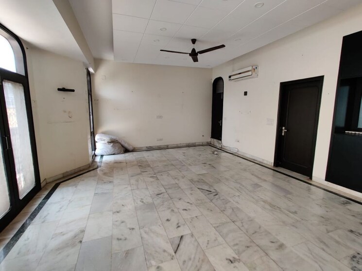 Room, defence colony 3 Bedroom 325 Sq.Yd. Builder Floor In Defence Colony Delhi 9812864