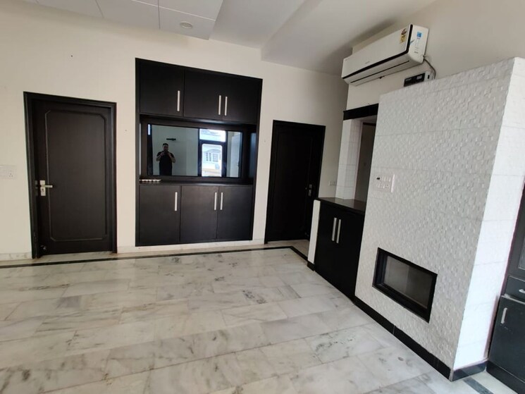 Room, defence colony 3 Bedroom 325 Sq.Yd. Builder Floor In Defence Colony Delhi 9812864