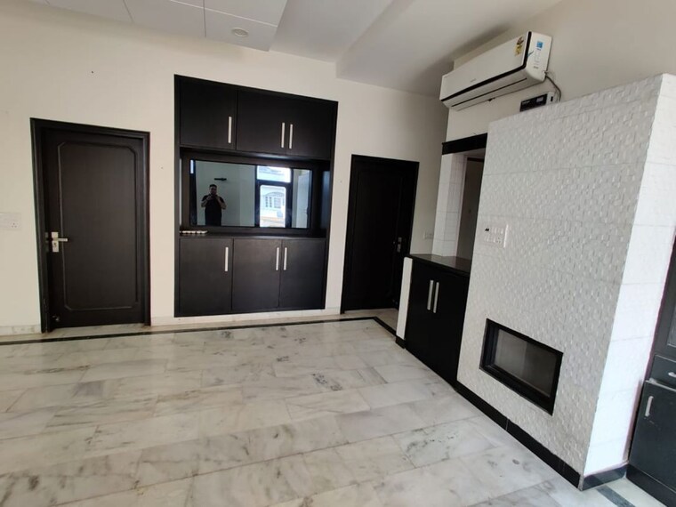 Room, defence colony 3 Bedroom 325 Sq.Yd. Builder Floor In Defence Colony Delhi 9812864