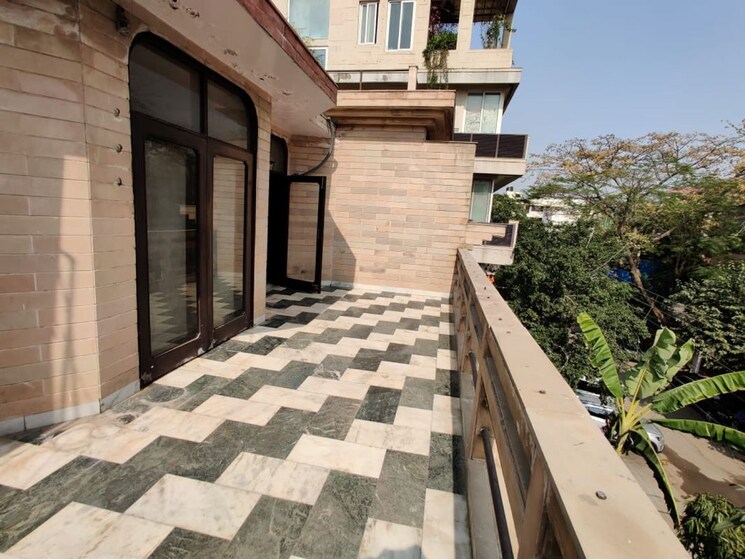 Balcony, defence colony 3 Bedroom 325 Sq.Yd. Builder Floor In Defence Colony Delhi 9812864