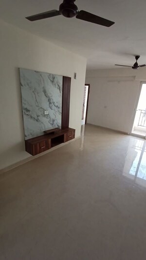 Room in 2 BHK Apartment at Signature Global Prime, Sector 63a – for Rent