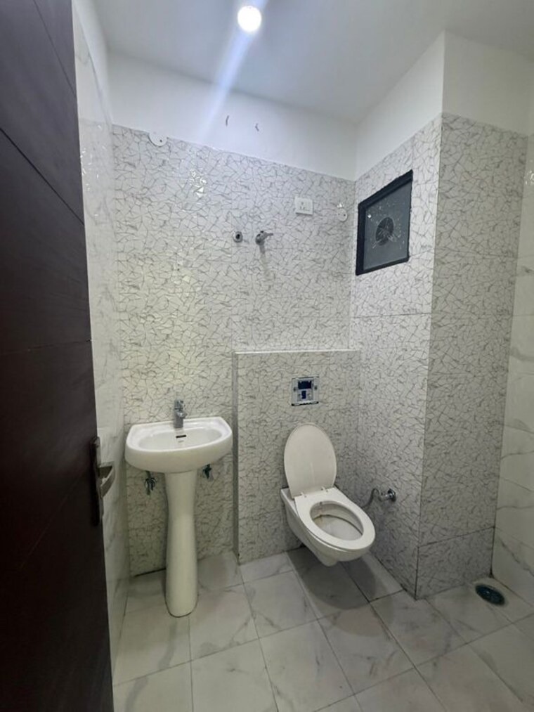 Bathroom, pir machalla 3 Bedroom 100 Sq.Yd. Builder Floor In Pir Machalla Zirakpur 9812906