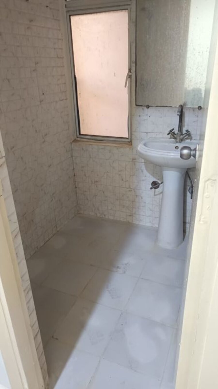 Bathroom, spectrum-metro 3 Bedroom 1545 Sq.Ft. Apartment In Sector 75 Noida 9812919
