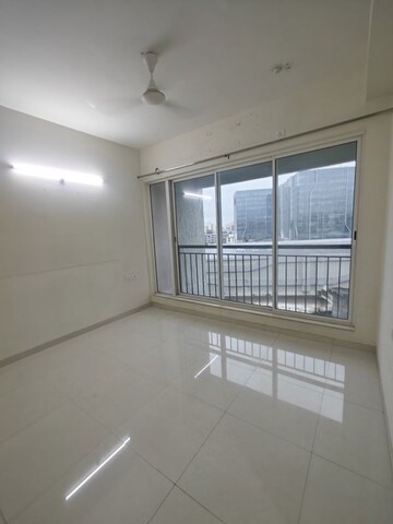 Room in 2 BHK Apartment at L And T Seawoods Residences, Seawoods – for Rent