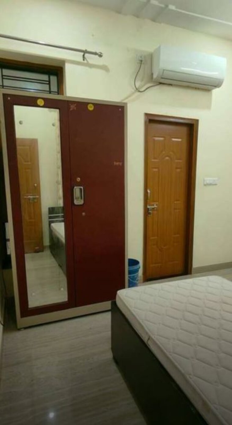 Room, hazratganj 3 Bedroom 1650 Sq.Ft. Apartment In Hazratganj Lucknow 9812946