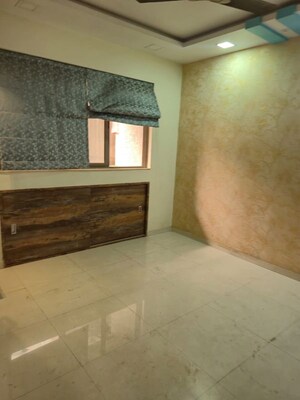 Furnished Amenities in 3 BHK Apartment at Lodha Amara, Kolshet Road – for Rent