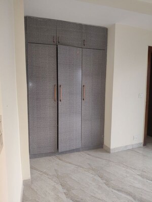 Room in 3 BHK Builder Floor at Sector 16 – for Rent