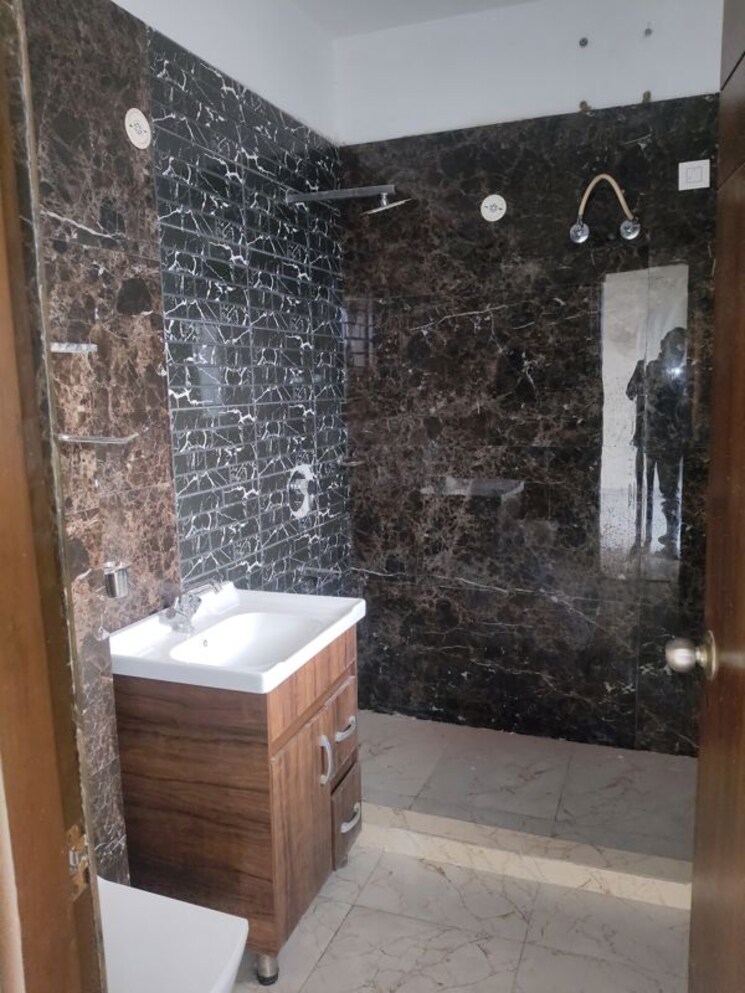 Bathroom, sector 16 3 Bedroom 1800 Sq.Ft. Builder Floor In Sector 16 Panchkula 9812966