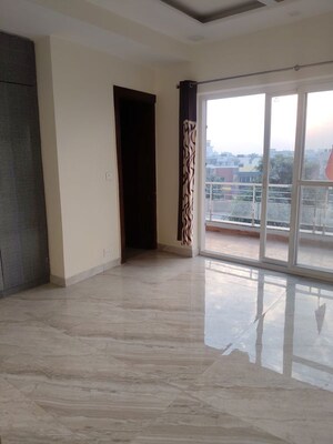 Room in 3 BHK Builder Floor at Sector 16 – for Rent
