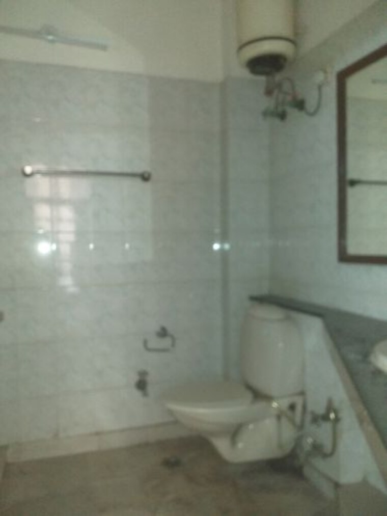 Bathroom, east patel nagar 3 Bedroom 1800 Sq.Ft. Builder Floor In East Patel Nagar Delhi 9812969
