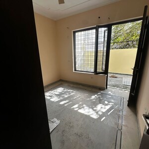 Room in 3 BHK Builder Floor at Sector 43 – for Rent