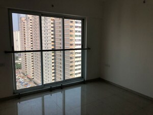 Room in 2 BHK Apartment at Shapoorji Pallonji Siennaa, Kandivali East – for Rent