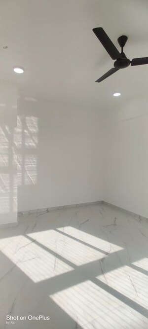 Room in 2 BHK Apartment at Nahar Amaryllis Towers and Plaza, Chandivali – for Rent