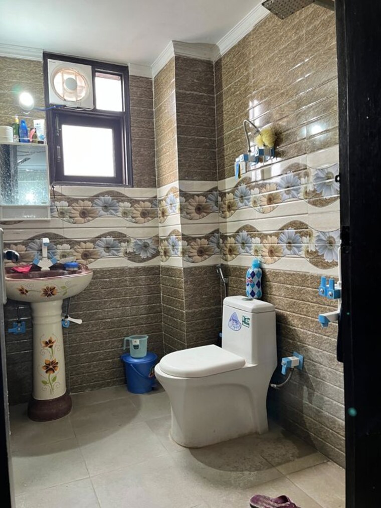 Bathroom, neb sarai 2 Bedroom 850 Sq.Ft. Builder Floor In Neb Sarai Delhi 9813157