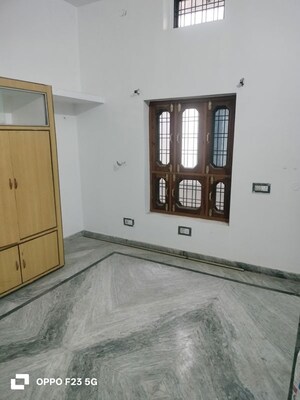 Room in 2 BHK Builder Floor at Gomti Nagar – for Rent