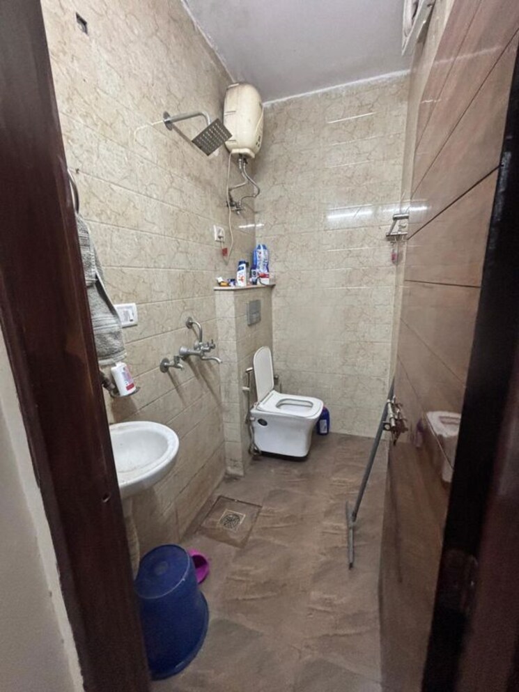 Bathroom, palam vihar 1 Bedroom 650 Sq.Ft. Builder Floor In Palam Vihar Gurgaon 9813253