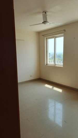 Room in 3.5 BHK Apartment at Emaar Emerald Floors Premier, Sector 65 – for Rent