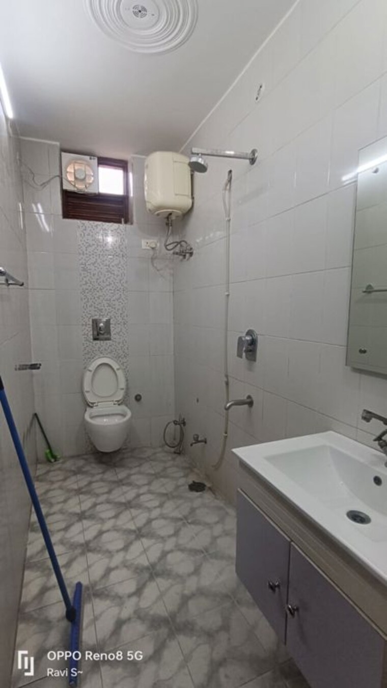 Bathroom, palam-vihar-residents-association 2 Bedroom 1400 Sq.Ft. Builder Floor In Palam Vihar Gurgaon 9813350