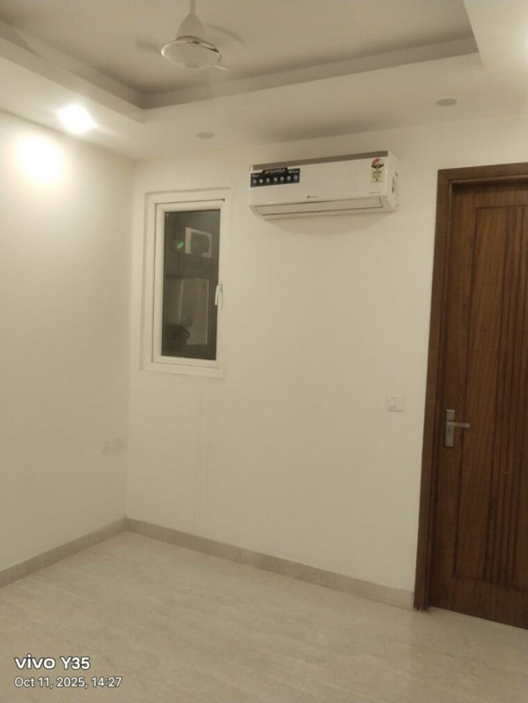 Room, east of kailash 3 Bedroom 125 Sq.Yd. Builder Floor In East Of Kailash Delhi 9813381