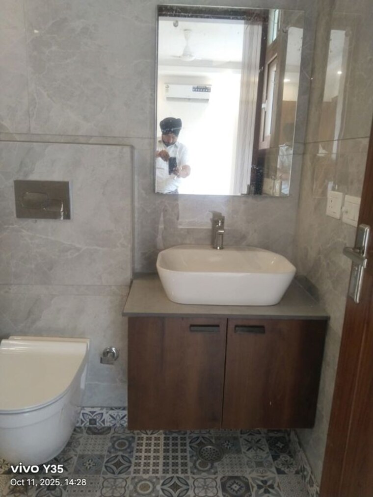 Bathroom, east of kailash 3 Bedroom 125 Sq.Yd. Builder Floor In East Of Kailash Delhi 9813381