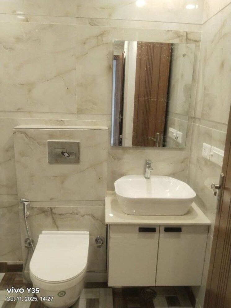 Bathroom, east of kailash 3 Bedroom 125 Sq.Yd. Builder Floor In East Of Kailash Delhi 9813381