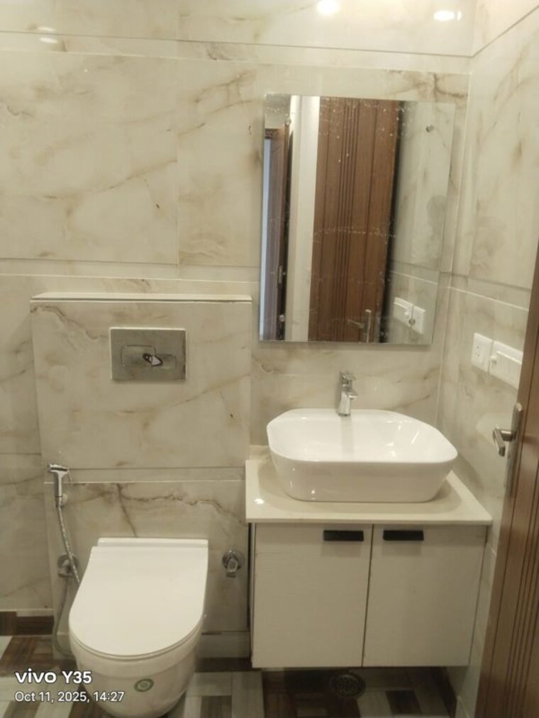 Bathroom, east of kailash 3 Bedroom 125 Sq.Yd. Builder Floor In East Of Kailash Delhi 9813381