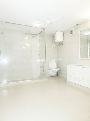 Room in 5 BHK Villa at Sainik Farm – for Rent