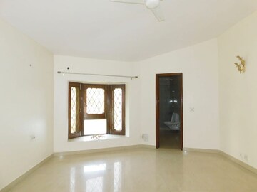 Furnished Amenities in 5 BHK Villa at Sainik Farm – for Rent