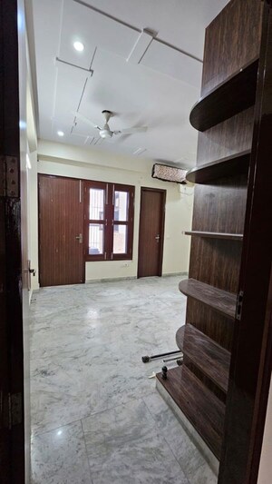Room in 2.5 BHK Independent House at Tulip Mall, Sector 46 – for Rent
